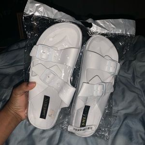 Buckle strap slippers